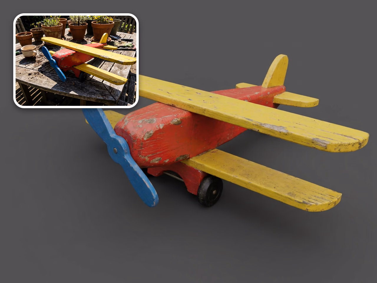 Prima e dopo: una foto ritagliata di un aeroplano giocattolo in legno su un tavolo da giardino diventa un riferimento pulito e completo da studio per il 3D