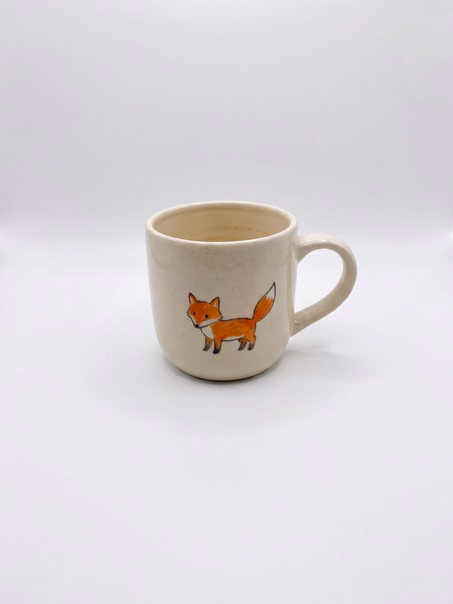 Dopo: la tazza a forma di volpe su uno sfondo bianco pulito